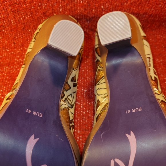 Poetic License Gold Genuine Leather Peek A Boo peep toe pumps. - Picture 11 of 14